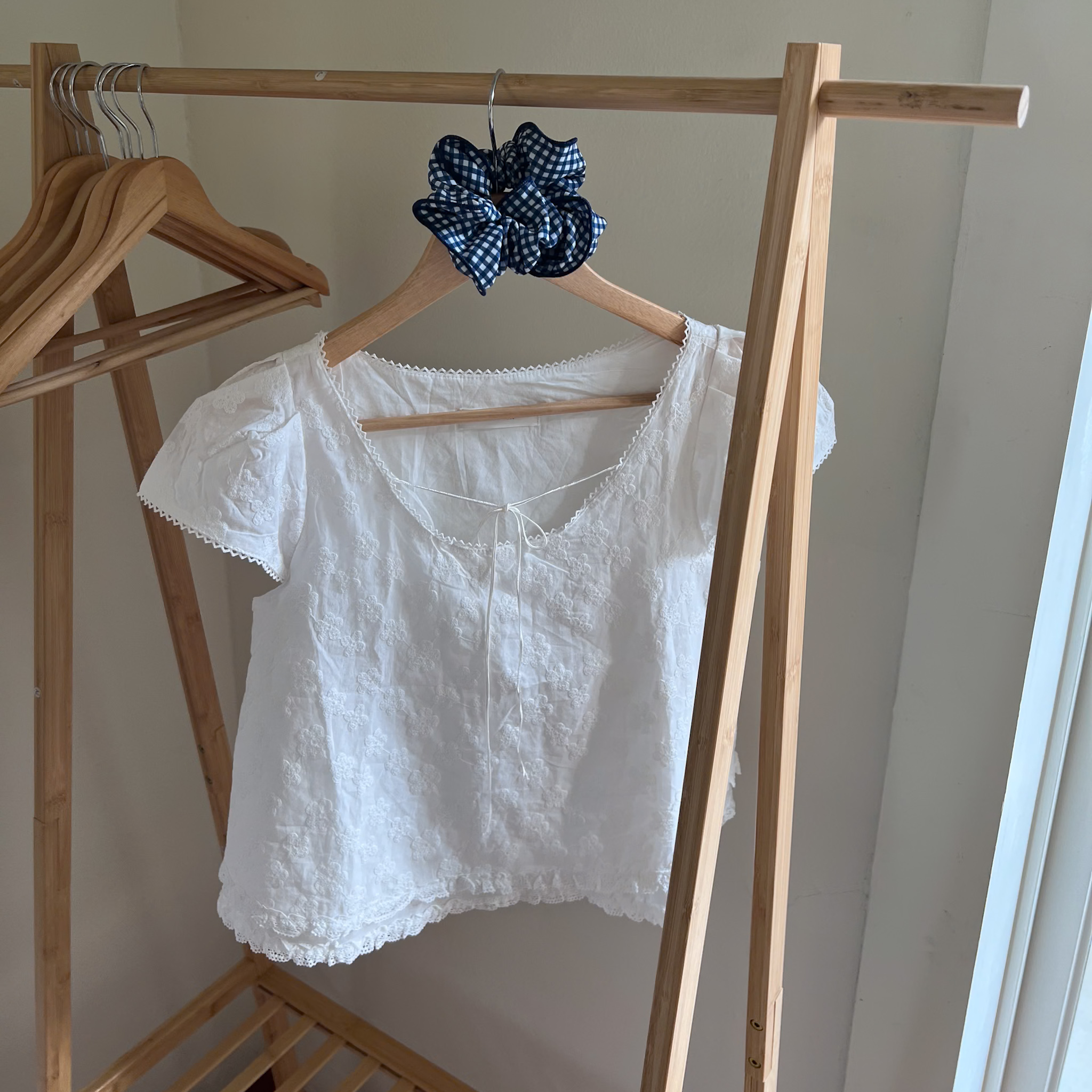 AS17小法感精緻雕花微公主袖短衫