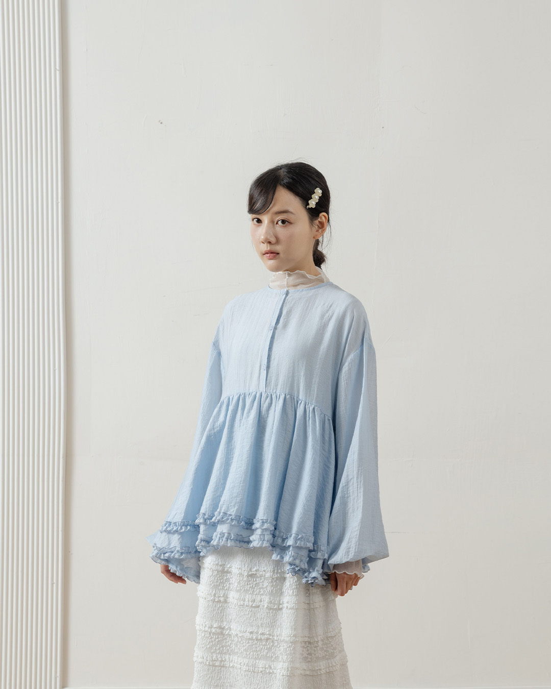 Double-layered ruffled hem top with a mid-length collar, available in two colors.【01099522】in stock+pre-order