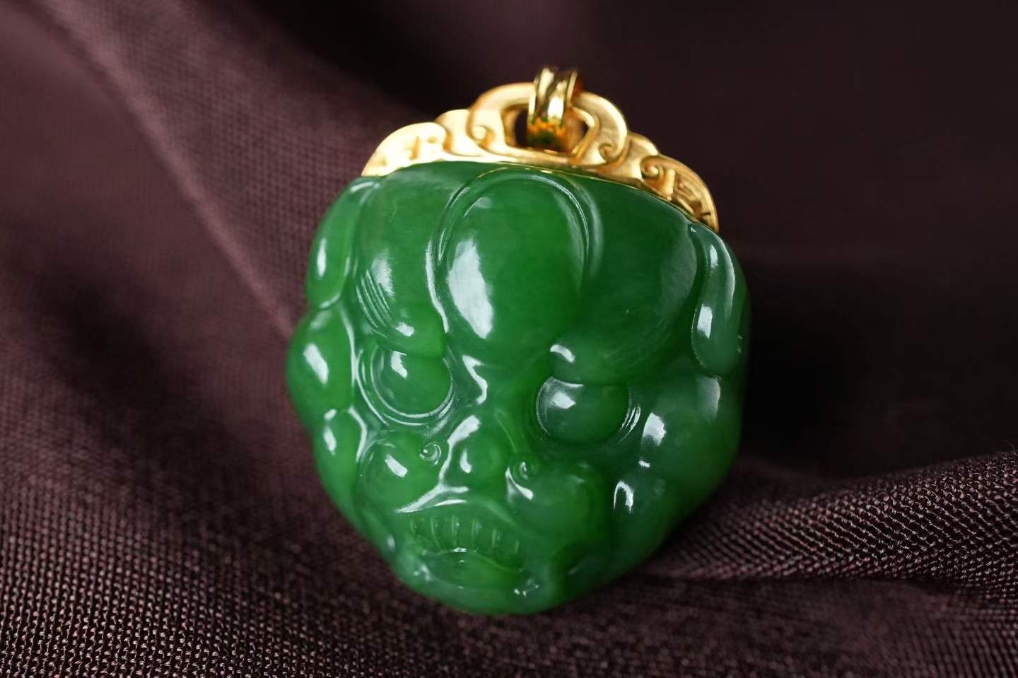 328445 和田玉碧玉冰底濃郁陽綠“守護瑞獸”掛件/吊墜