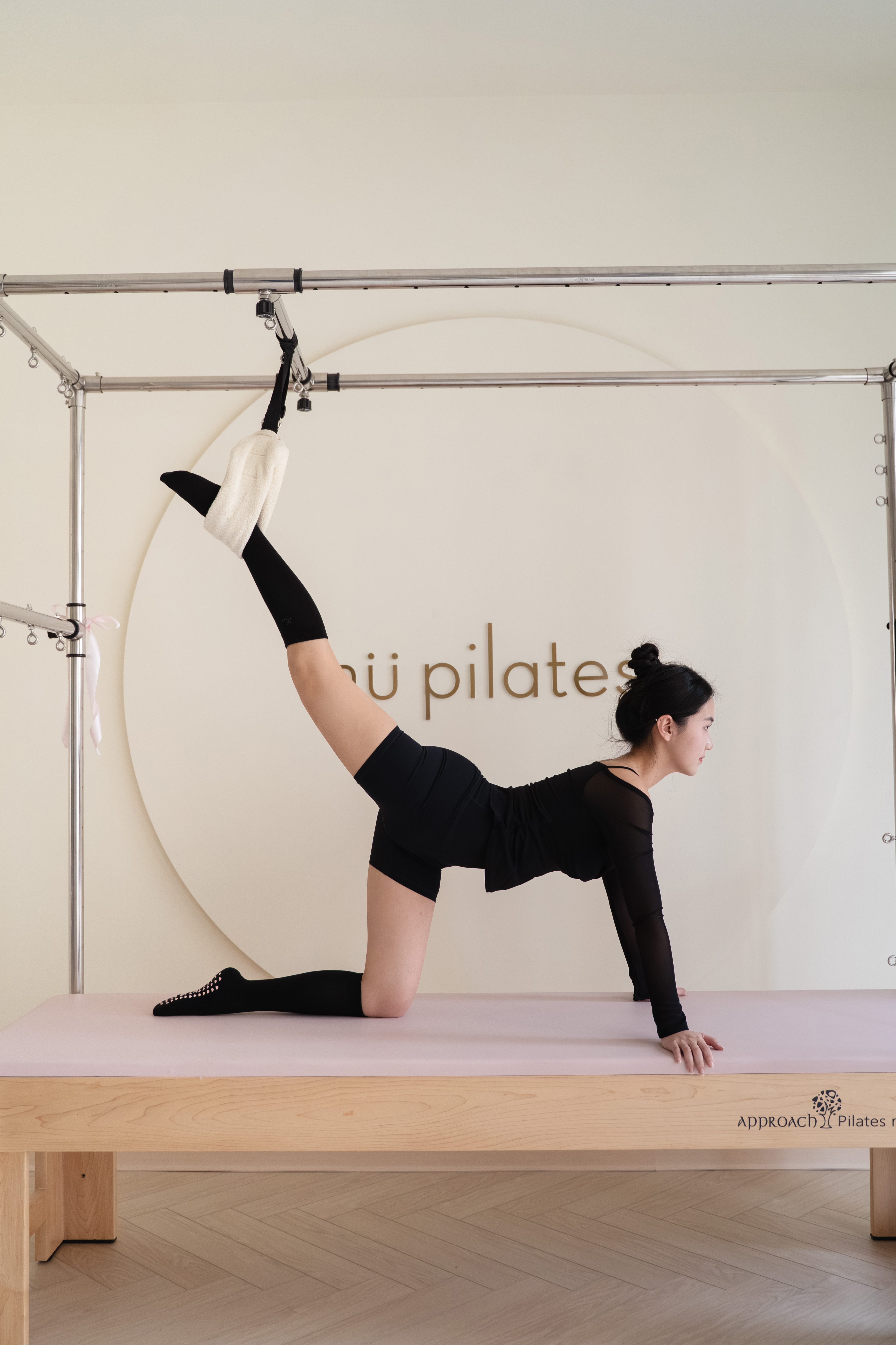 MIT 刺繡 𝓛.及膝止滑襪 / 黑