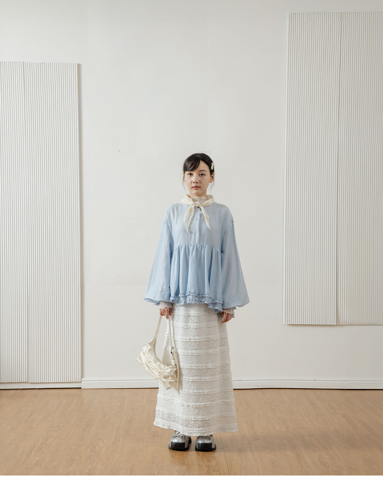 Double-layered ruffled hem top with a mid-length collar, available in two colors.【01099522】in stock+pre-order