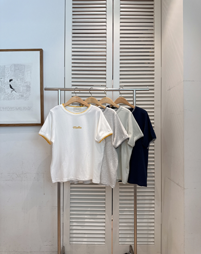 YE031 FAVE 撞色綑邊英文字上衣