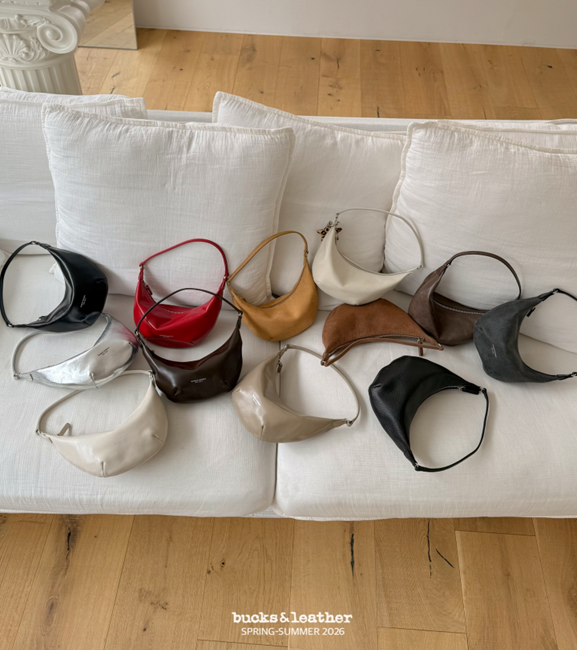 YE036 bucks&leather MY 月牙包 (Mini Size) 約長 20.5cm × 高 11cm ，底寬 7cm