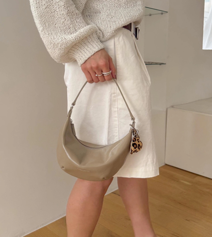 YE036 bucks&leather MY 月牙包 (Mini Size) 約長 20.5cm × 高 11cm ，底寬 7cm