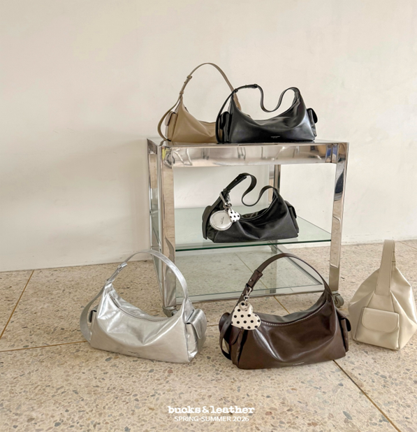 YE038 bucks&leather 雙袋機車包 約長 30cm × 高 16cm，底寬 11cm