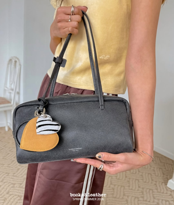 YE040 bucks&leather 法式吐司包 中號 約長 26cm × 高 14cm，底寬 8cm，背帶總長 55cm