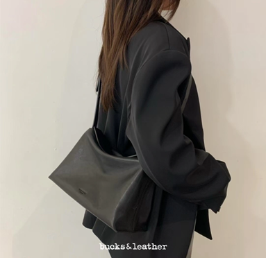 YE059 bucks&leather Pillow 枕頭包 (L size) 羊皮 約長 30ccm × 高 20cm，底寬13cm