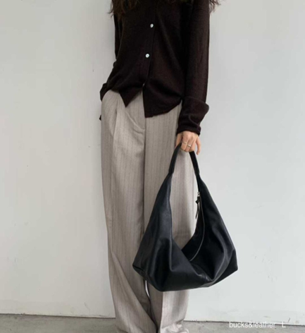 YE058 bucks&leather SWING 三角包 (L size) 羊皮 約長 38cm × 高 20cm，包底厚12cm