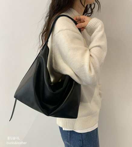 YE057 bucks&leather Folding 磁吸包 (L size) 羊皮 約長 23.cm × 高 13cm，底寬 13cm，背帶寬 2cm