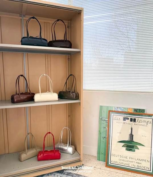 YE041 bucks&leather 法式吐司包 (Mini Size) 約長 25cm × 高 10cm，底寬 6cm，背帶總長 55cm