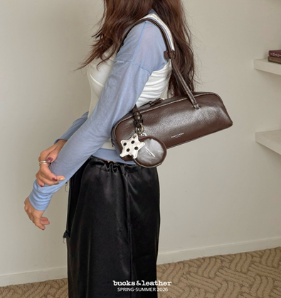 YE041 bucks&leather 法式吐司包 (Mini Size) 約長 25cm × 高 10cm，底寬 6cm，背帶總長 55cm