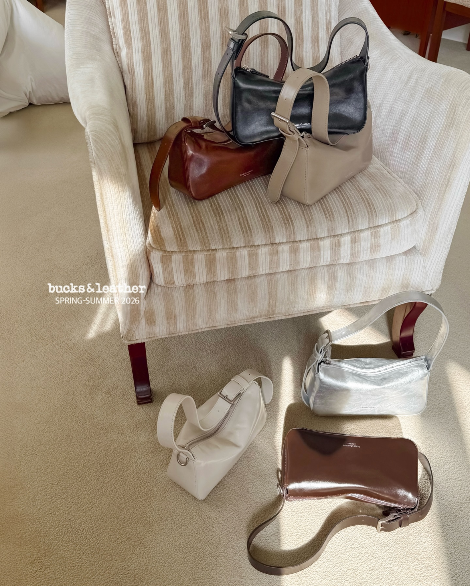 YE056 bucks&leather Ready 小枕頭手提包 牛皮亮面 約長 23.5cm × 高 12cm，底寬 8cm，背帶寬 2.8cm