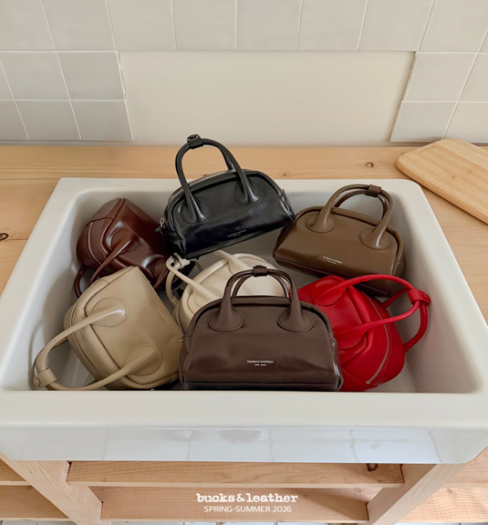 YE042 bucks&leather 保齡球包 牛皮 (Mini Size) 約長 18cm × 高 13cm，底寬 9cm，背帶全長 108cm