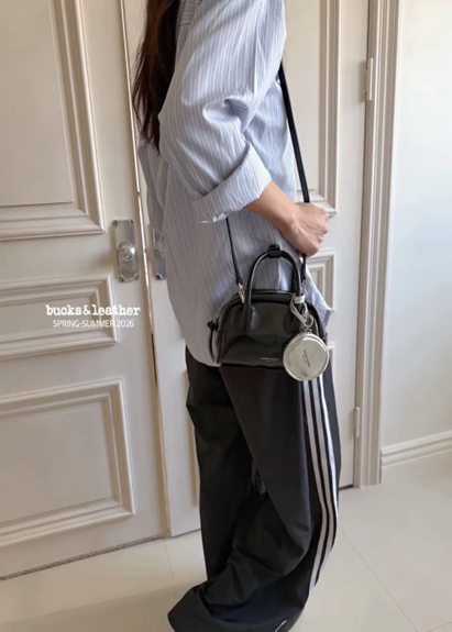 YE042 bucks&leather 保齡球包 牛皮 (Mini Size) 約長 18cm × 高 13cm，底寬 9cm，背帶全長 108cm