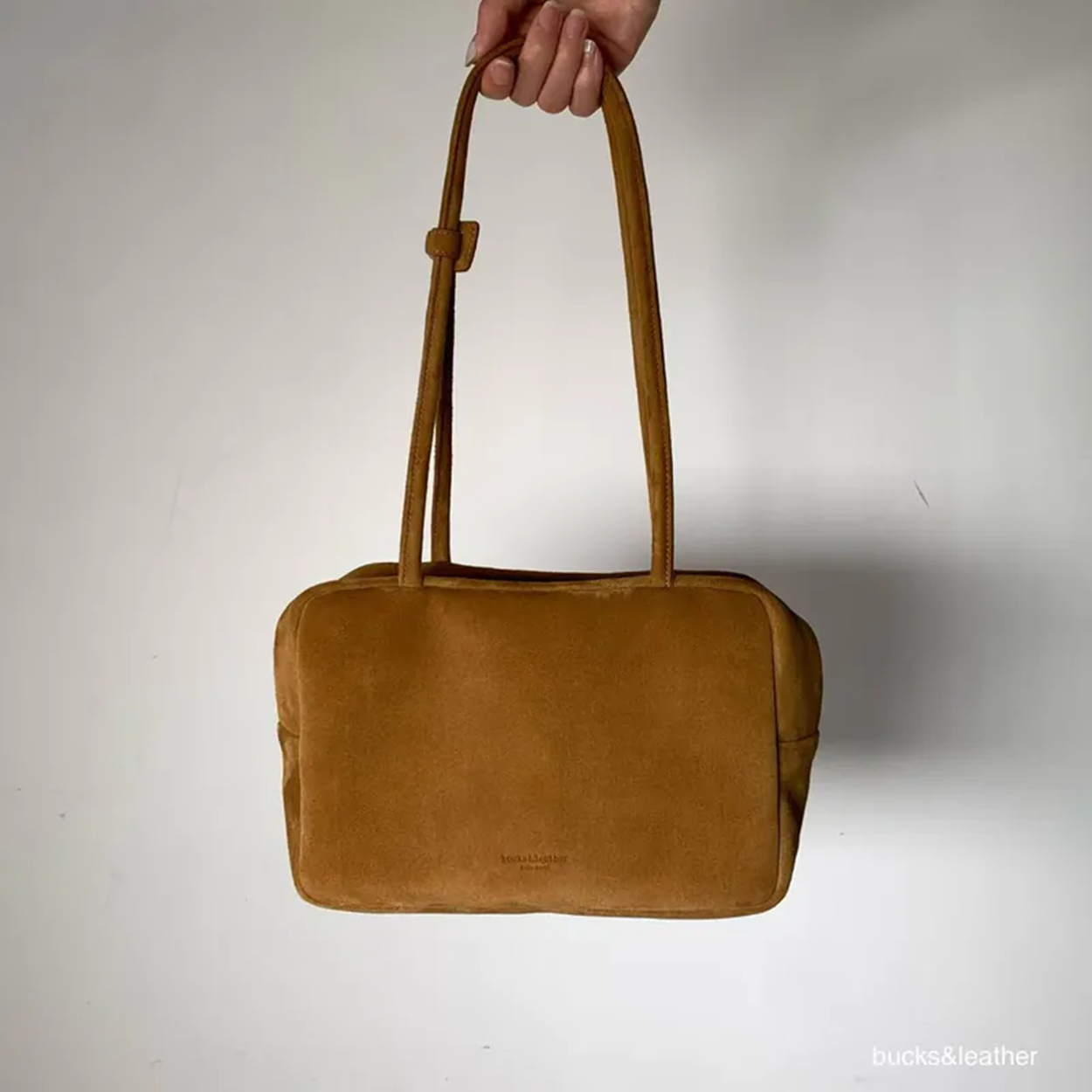 YE044 bucks&leather 方形保齡球包 約長 22cm × 高 15cm，底寬 9cm