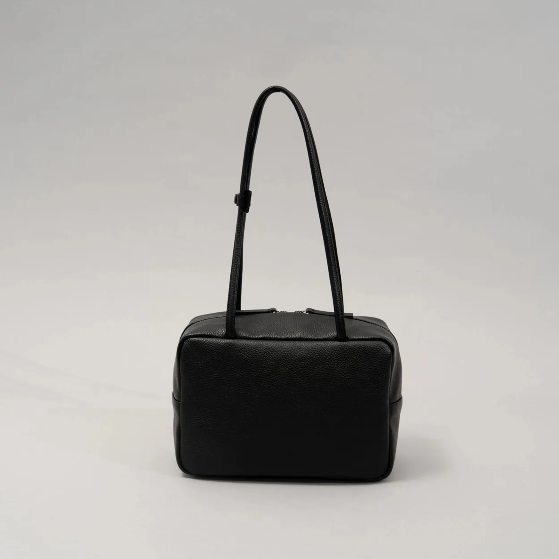 YE044 bucks&leather 方形保齡球包 約長 22cm × 高 15cm，底寬 9cm