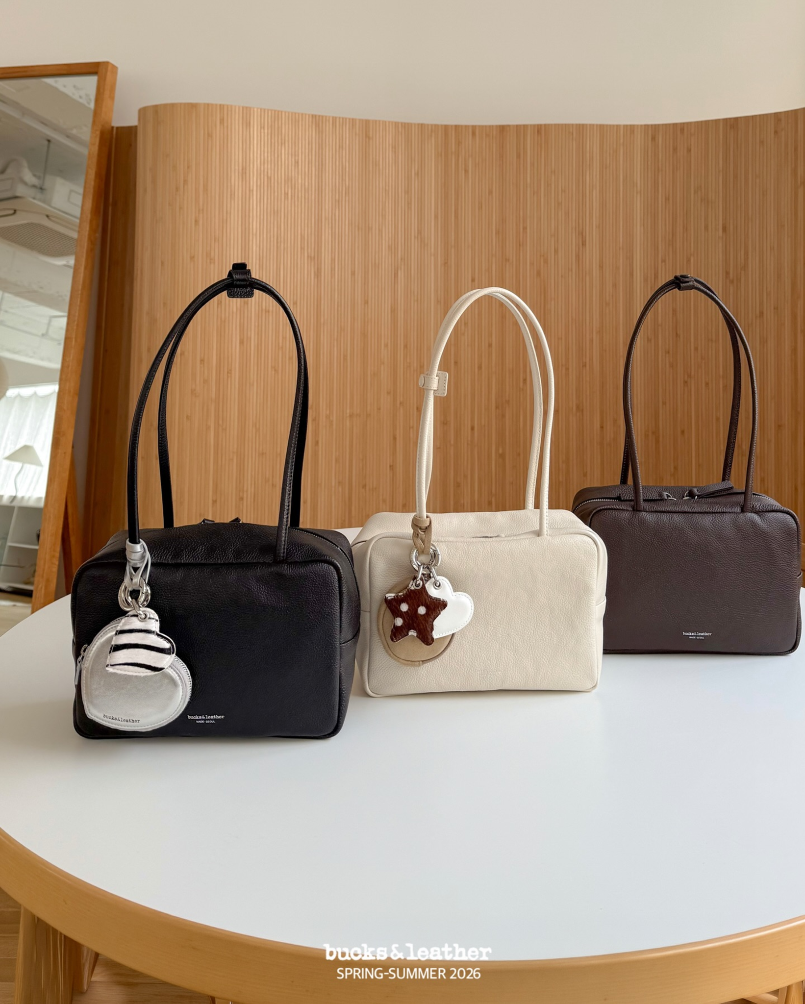 YE044 bucks&leather 方形保齡球包 約長 22cm × 高 15cm，底寬 9cm