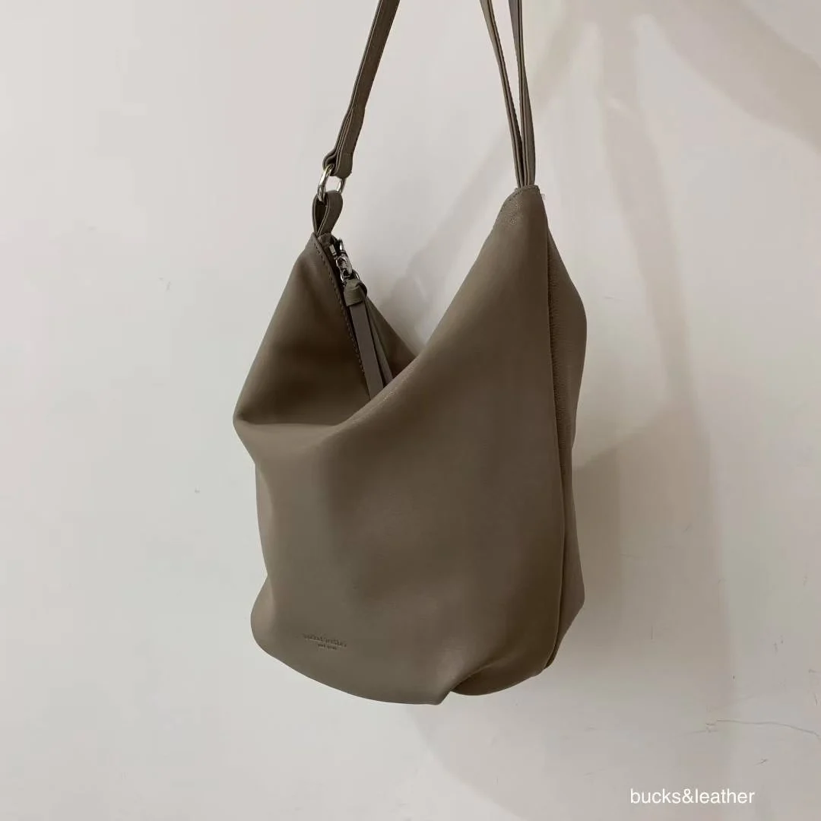 YE045 bucks&leather 拉鍊水桶包 約長 26cm × 高 14cm，底寬 12cm