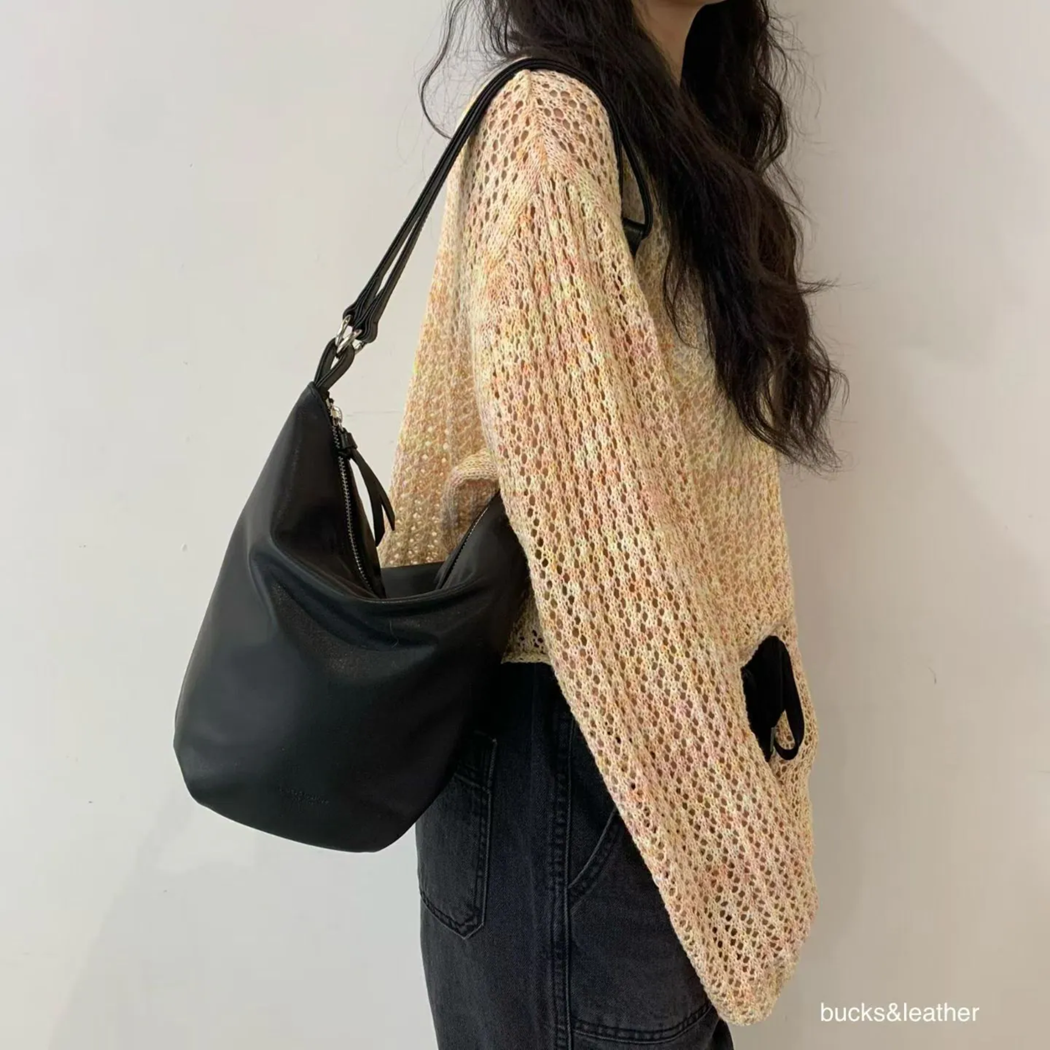 YE045 bucks&leather 拉鍊水桶包 約長 26cm × 高 14cm，底寬 12cm