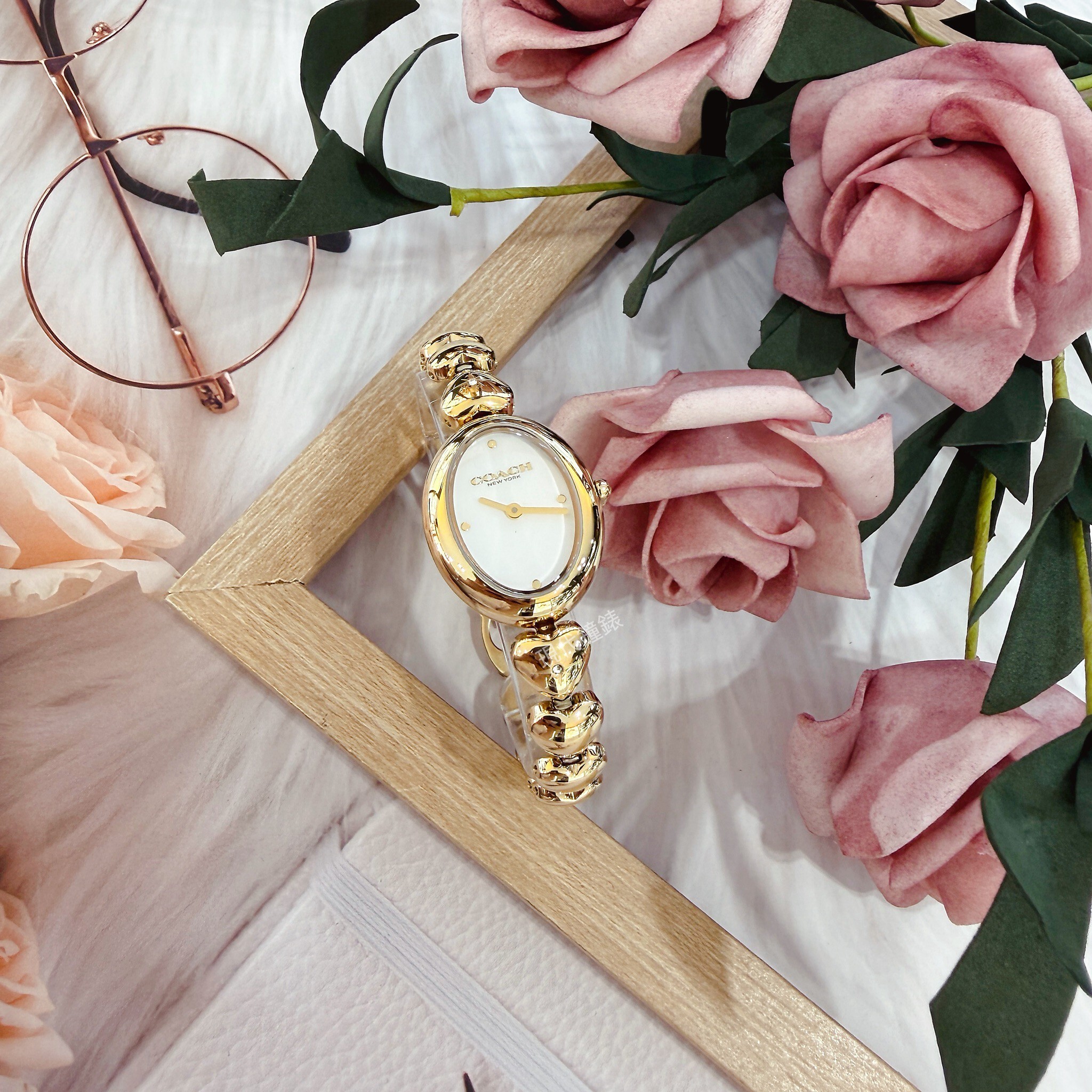 【COACH】Sammy 時尚橢圓愛心造型金色女錶CO14504638 22mm 現代鐘錶