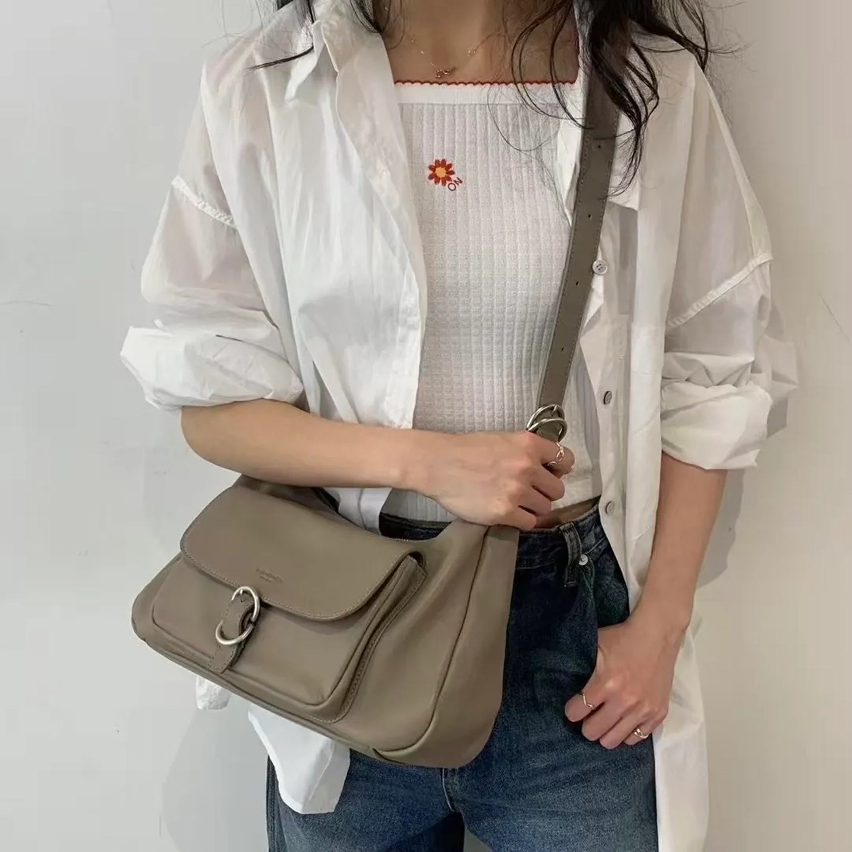 YE046 bucks&leather 法式流浪包 約長 30cm × 高 17cm，底寬 9cm，背帶寬1.5cm，背帶總長90cm