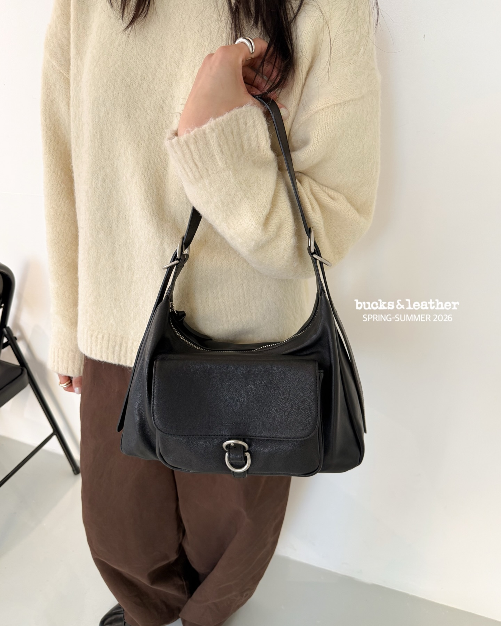 YE046 bucks&leather 法式流浪包 約長 30cm × 高 17cm，底寬 9cm，背帶寬1.5cm，背帶總長90cm