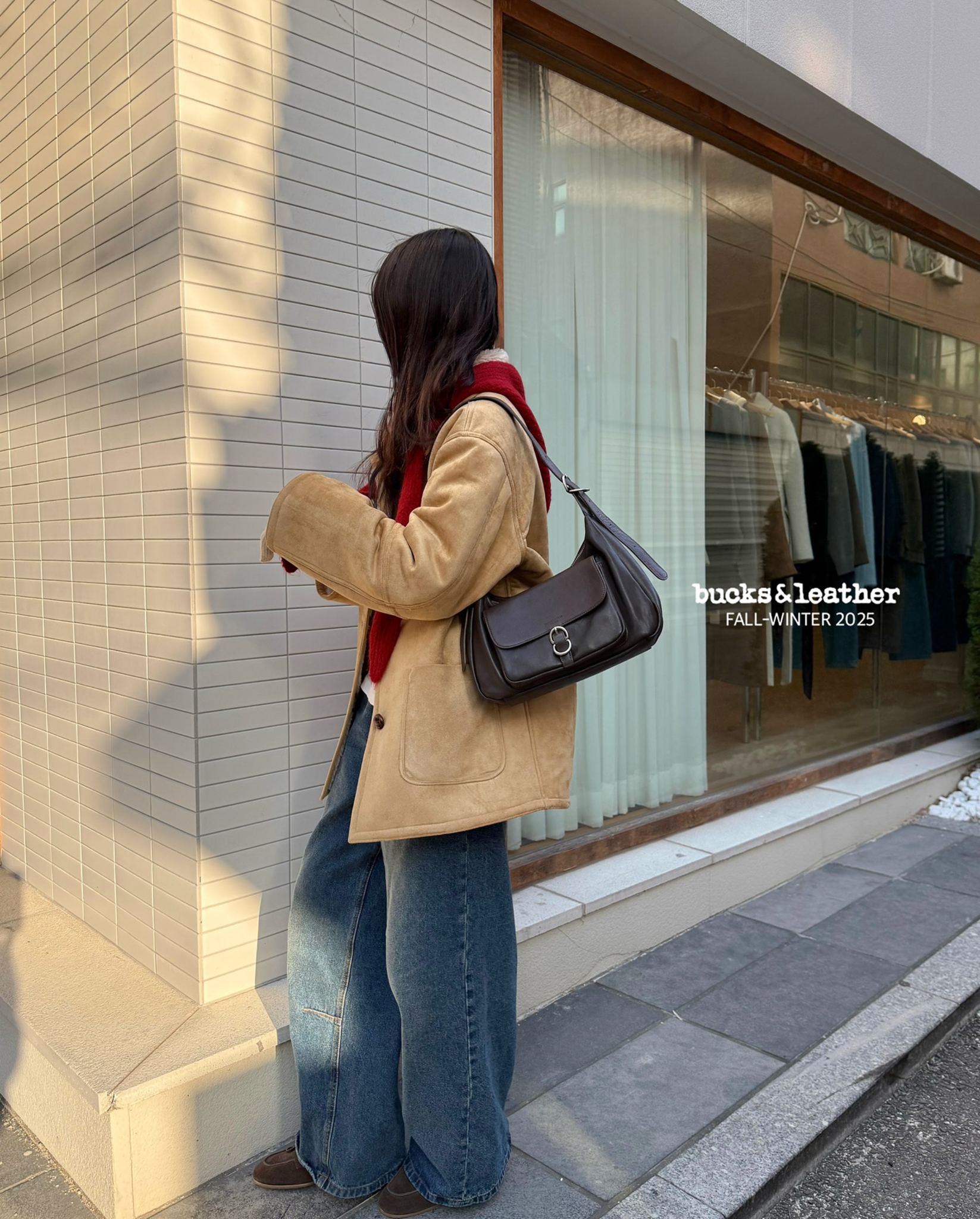 YE046 bucks&leather 法式流浪包 約長 30cm × 高 17cm，底寬 9cm，背帶寬1.5cm，背帶總長90cm