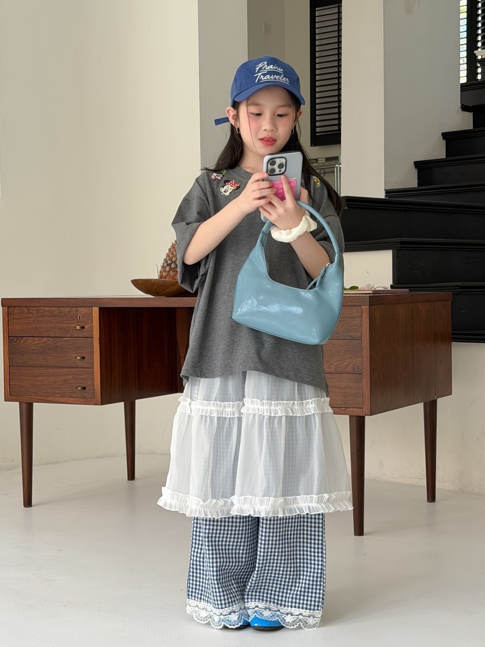 灰色上衣/藍色格紋花邊褲