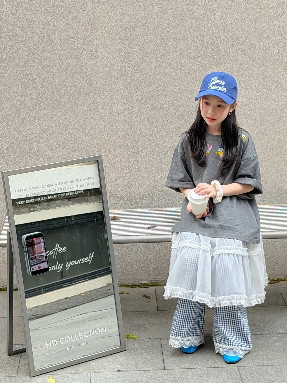 灰色上衣/藍色格紋花邊褲