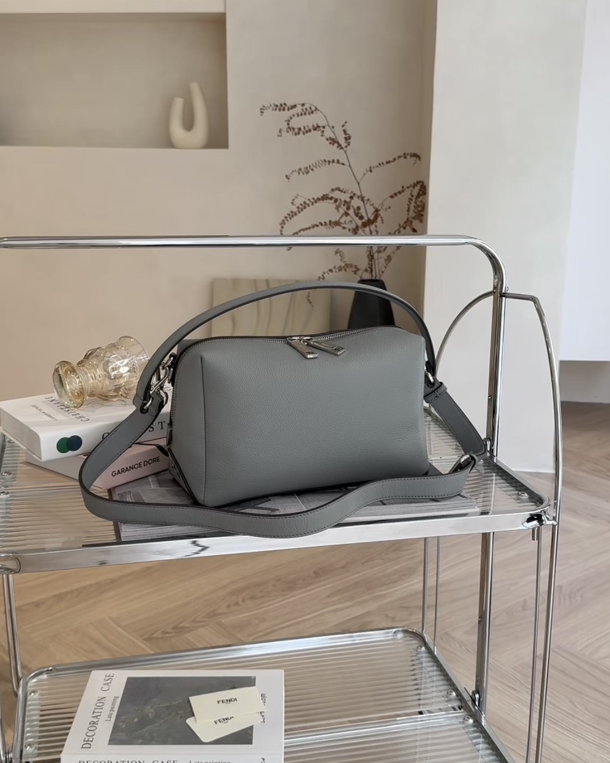 FENDI｜LUI 斜跨包中號 淺灰色