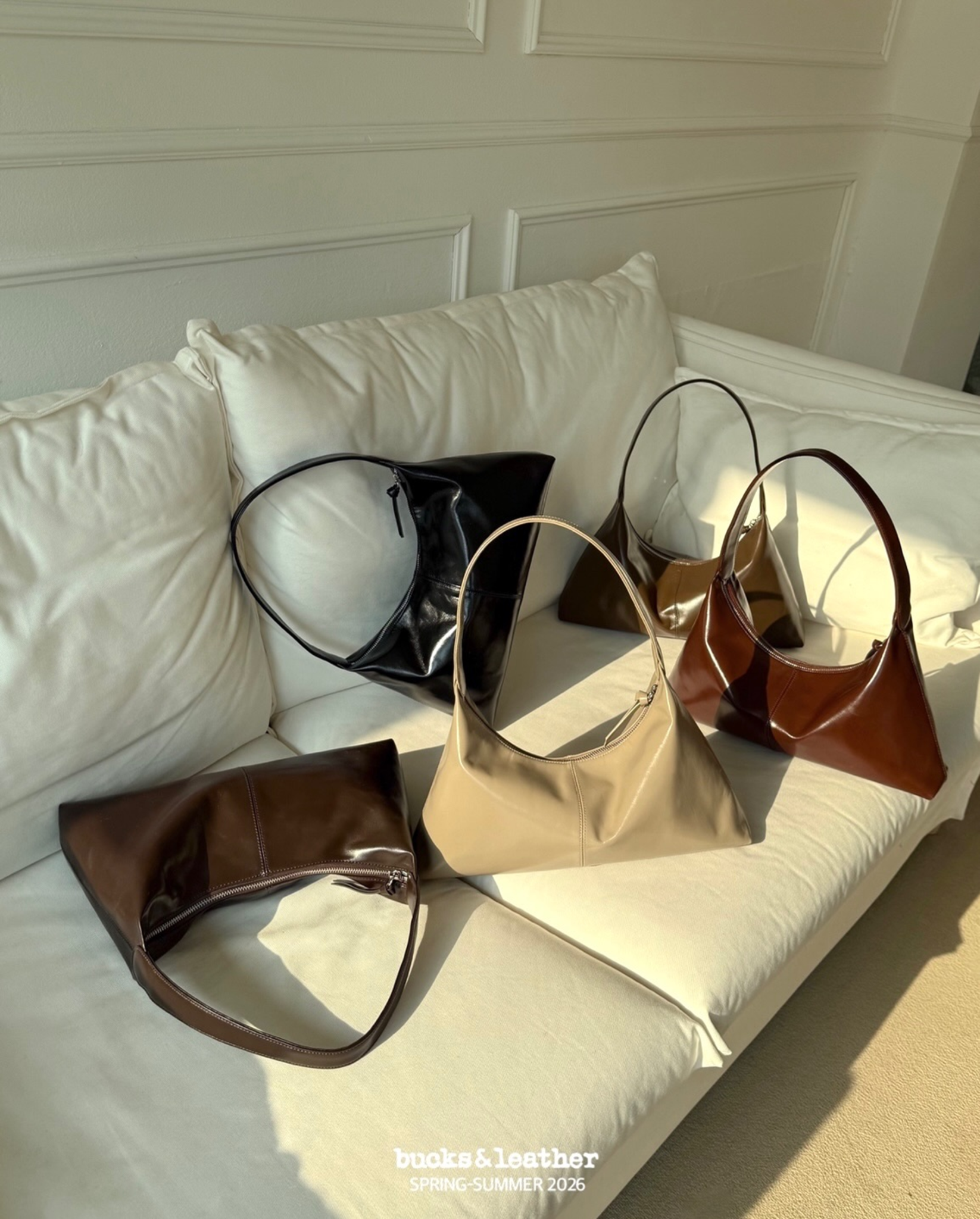 YE050 bucks&leather 法式風莫奈包 約長 30cm × 高 20cm，底寬 6.5cm，背帶長43cm