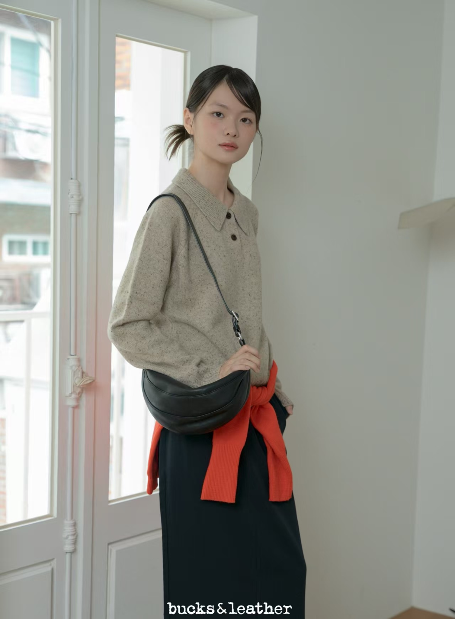 YE051 bucks&leather 橄欖形皮艇包 羊皮 (Mini Size) 約長 32cm × 高 16cm，底寬 10cm