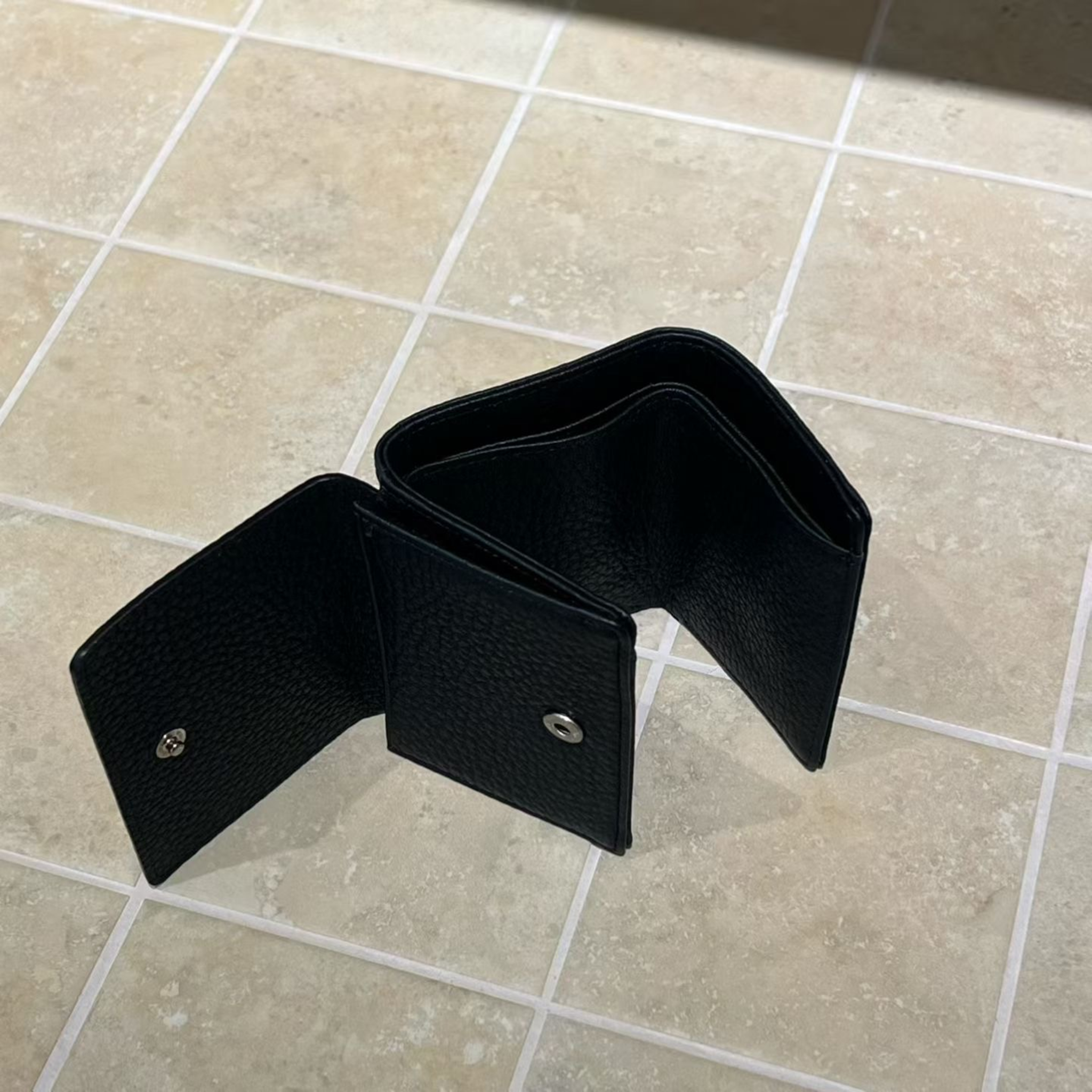 YE053 bucks&leather 3摺款銀包 對摺長 9.5cm × 高 7.5cm