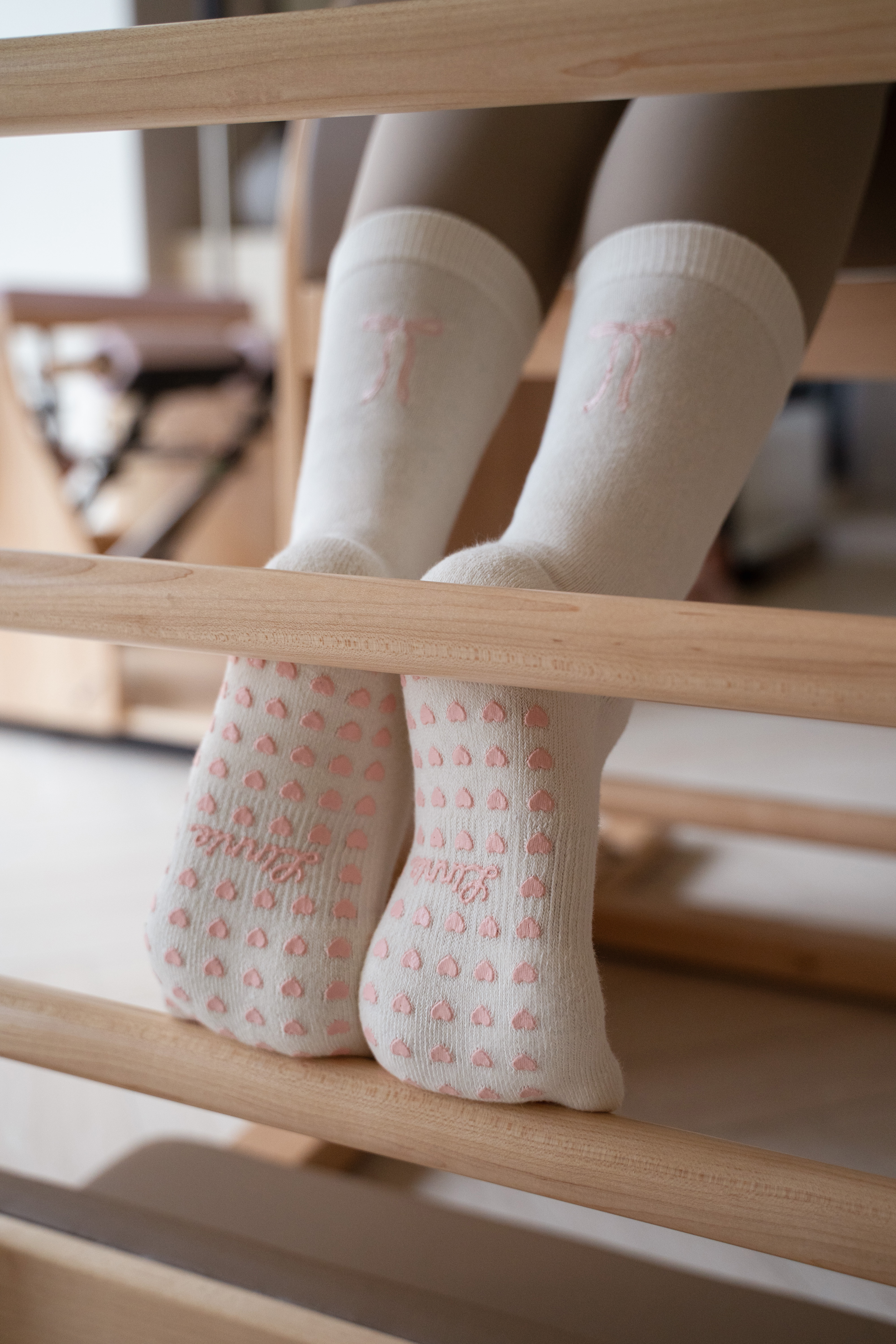 MIT 刺繡蝴蝶結 止滑襪 / 奶白