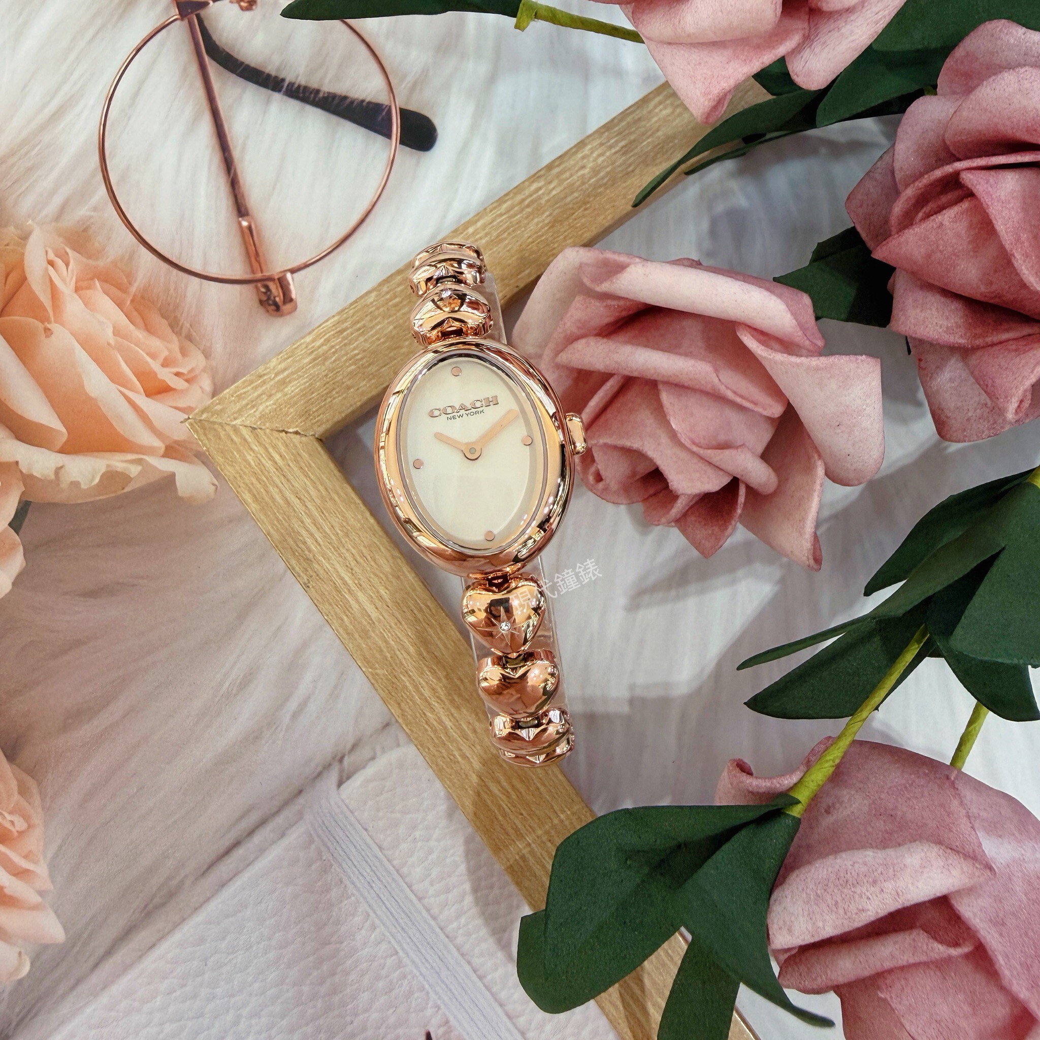 【COACH】Sammy 時尚橢圓愛心造型女錶CO14504640 22mm 現代鐘錶