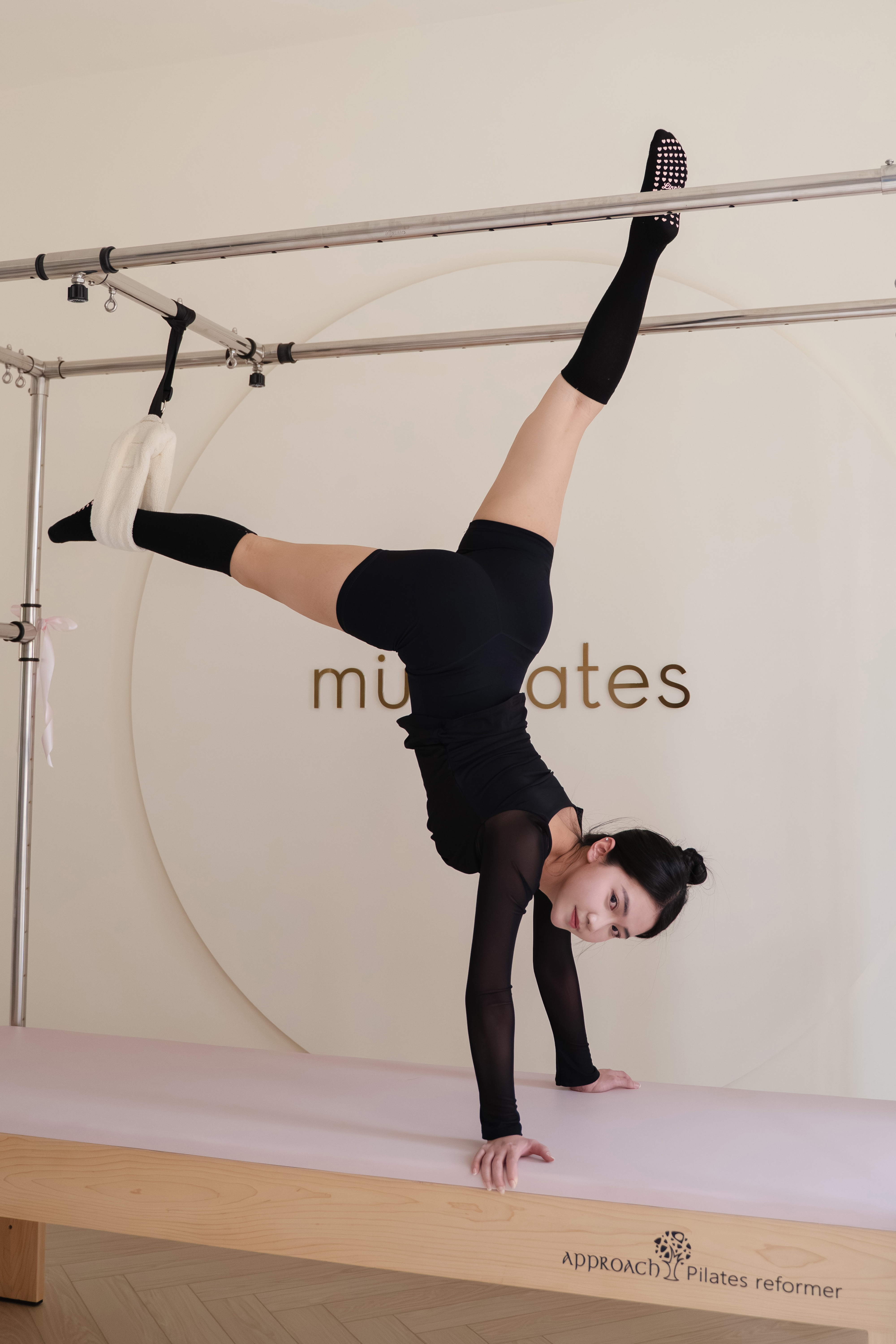 MIT 刺繡 𝓛.及膝止滑襪 / 黑