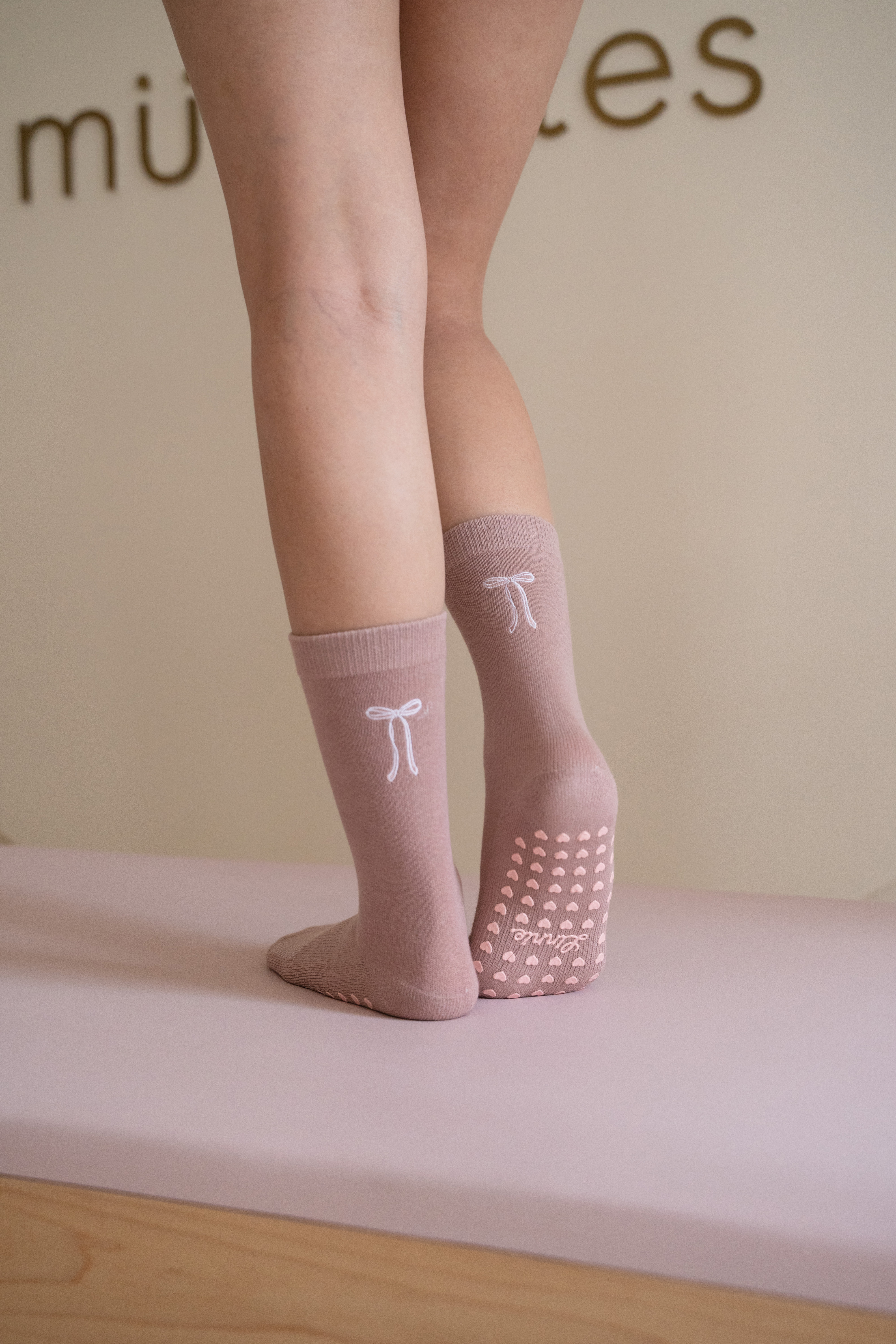 MIT 刺繡蝴蝶結 止滑襪 / 莓果