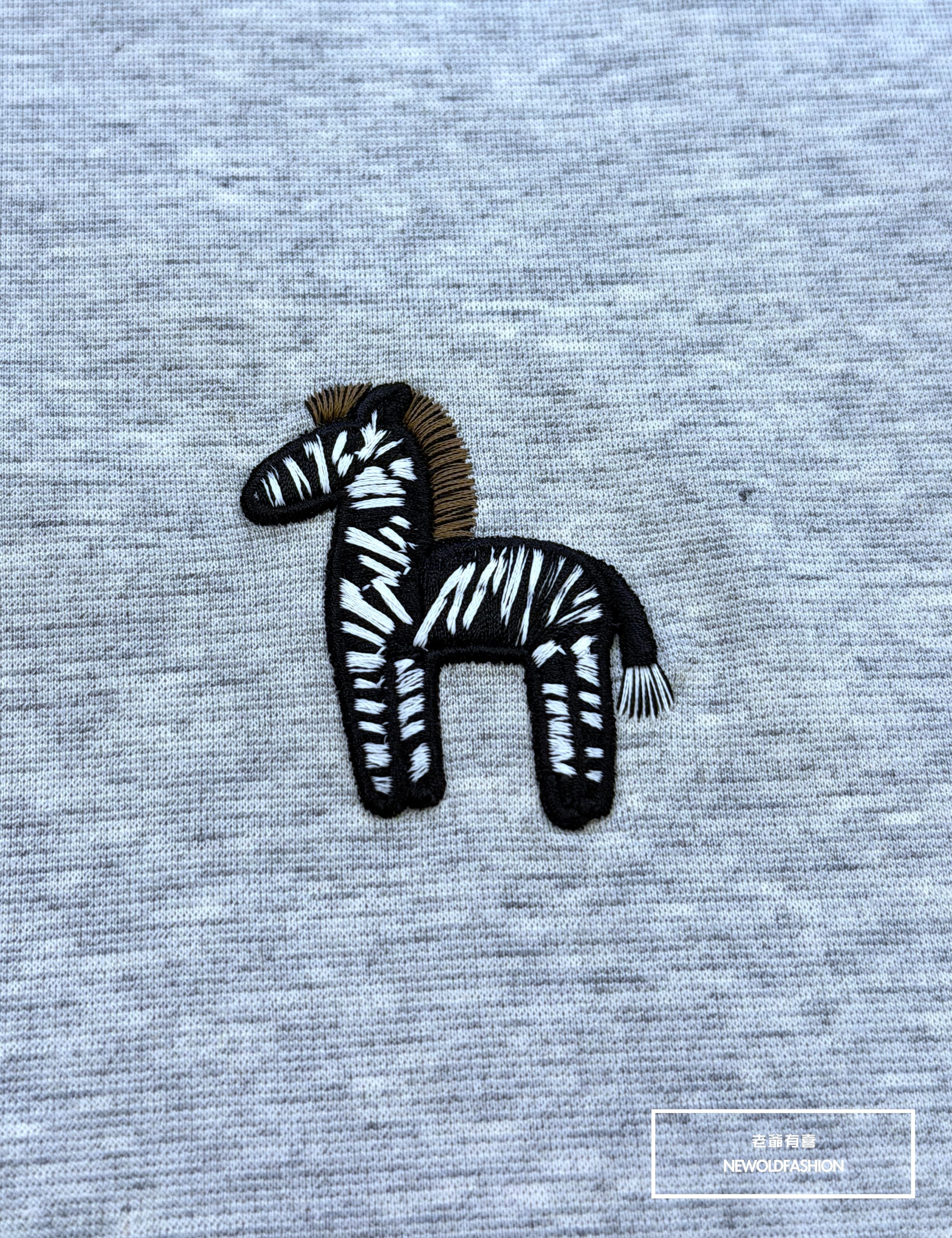 重磅搖滾斑馬刺繡短袖T恤－淺灰｜ (NOF2604Z8003)
