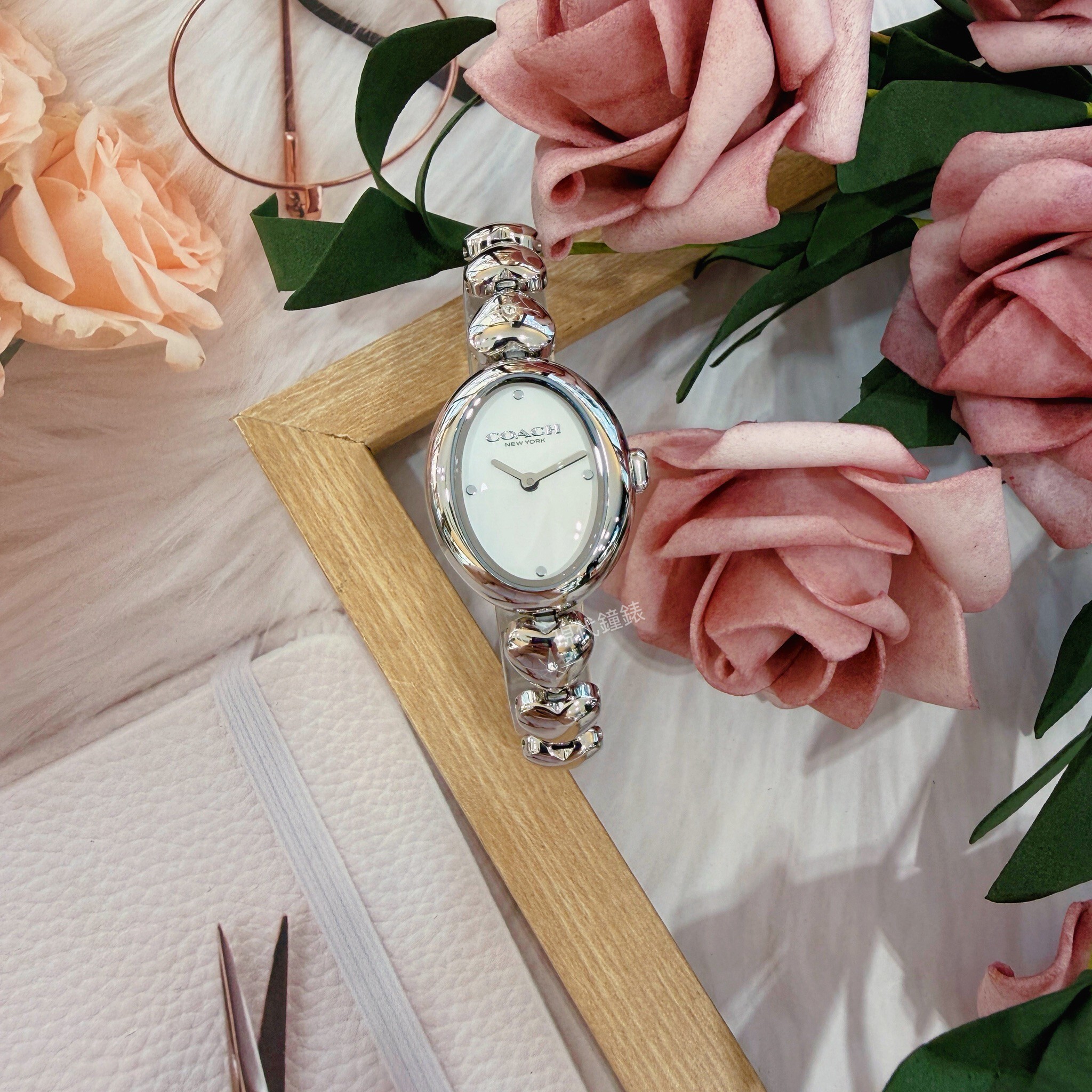 【COACH】Sammy 時尚橢圓愛心造型銀色女錶CO14504639 22mm 現代鐘錶