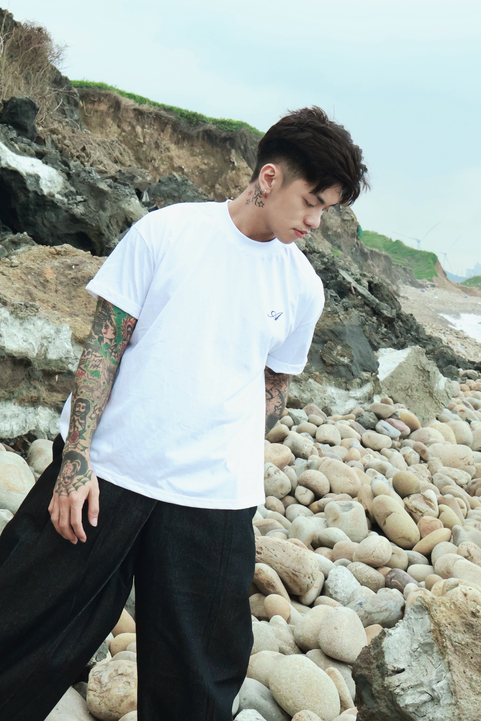 《K》AFTERNORM 草寫小LOGO短T