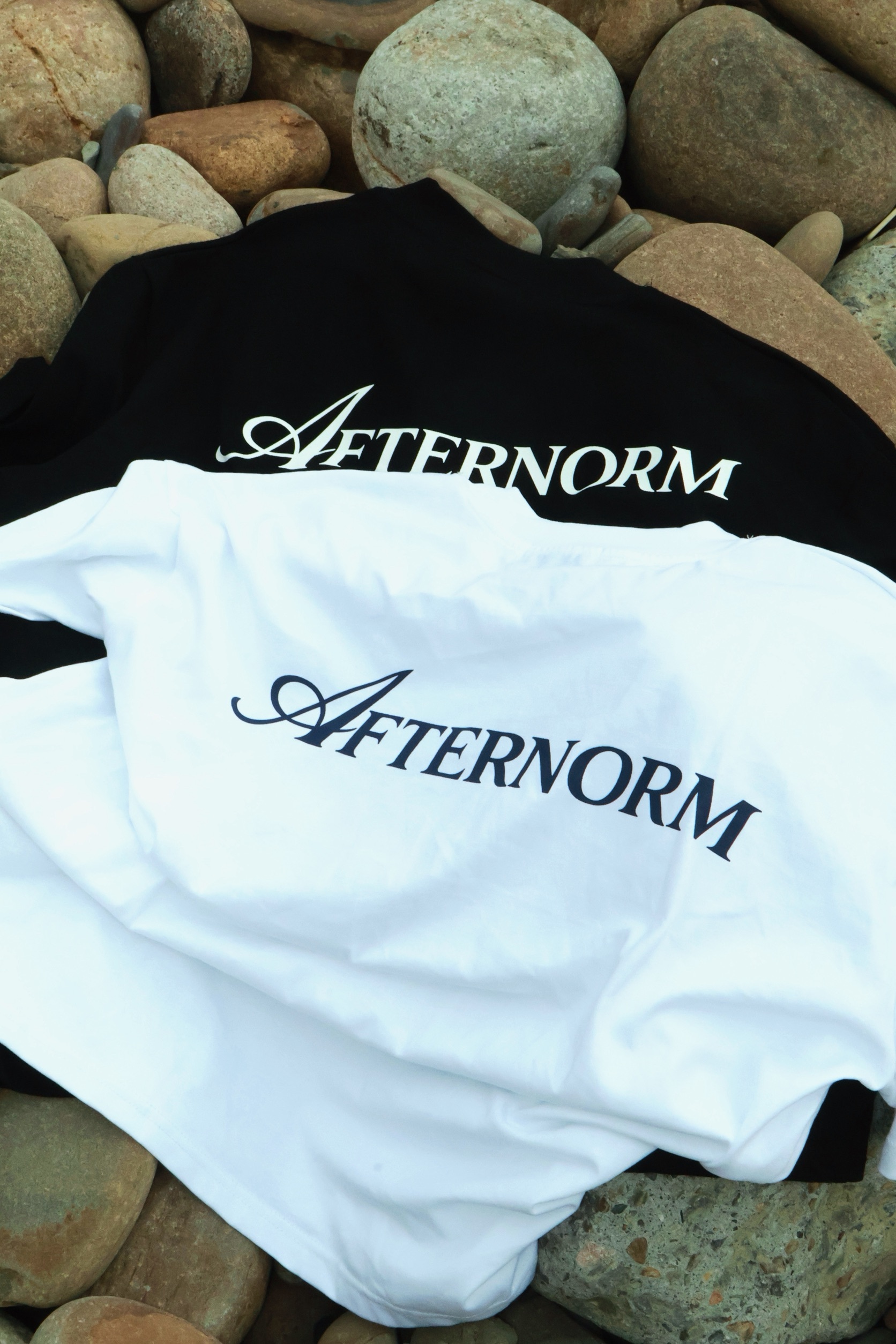《K》AFTERNORM 草寫小LOGO短T