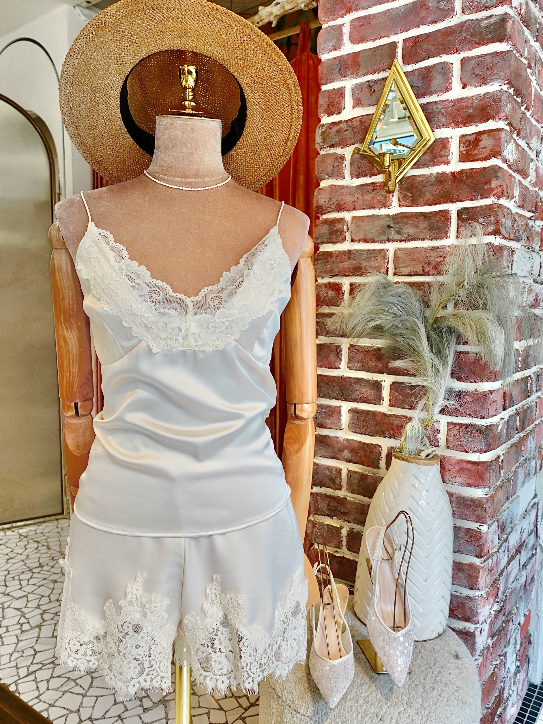 Cream White奶油白色緞面蕾絲飾邊上衣