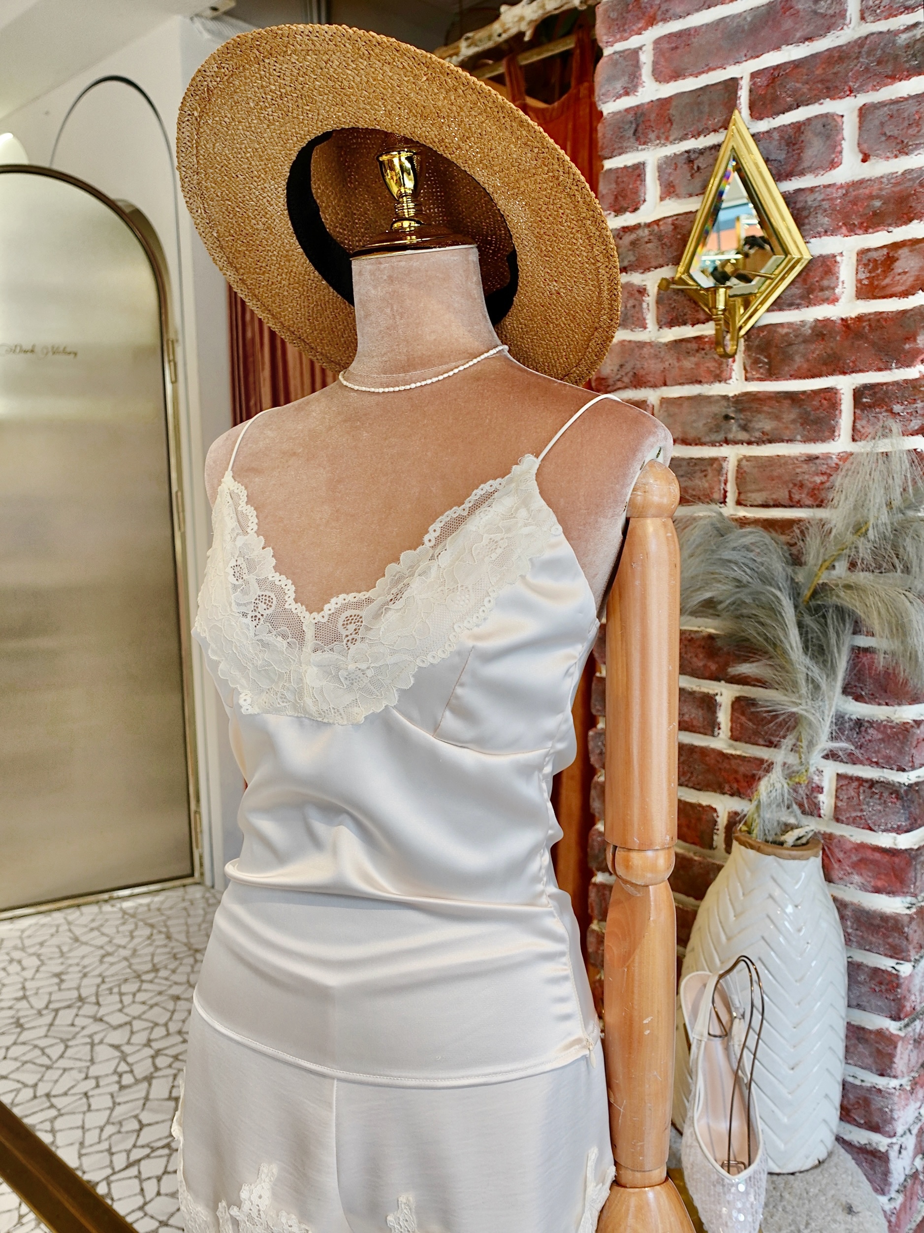 Cream White奶油白色緞面蕾絲飾邊上衣