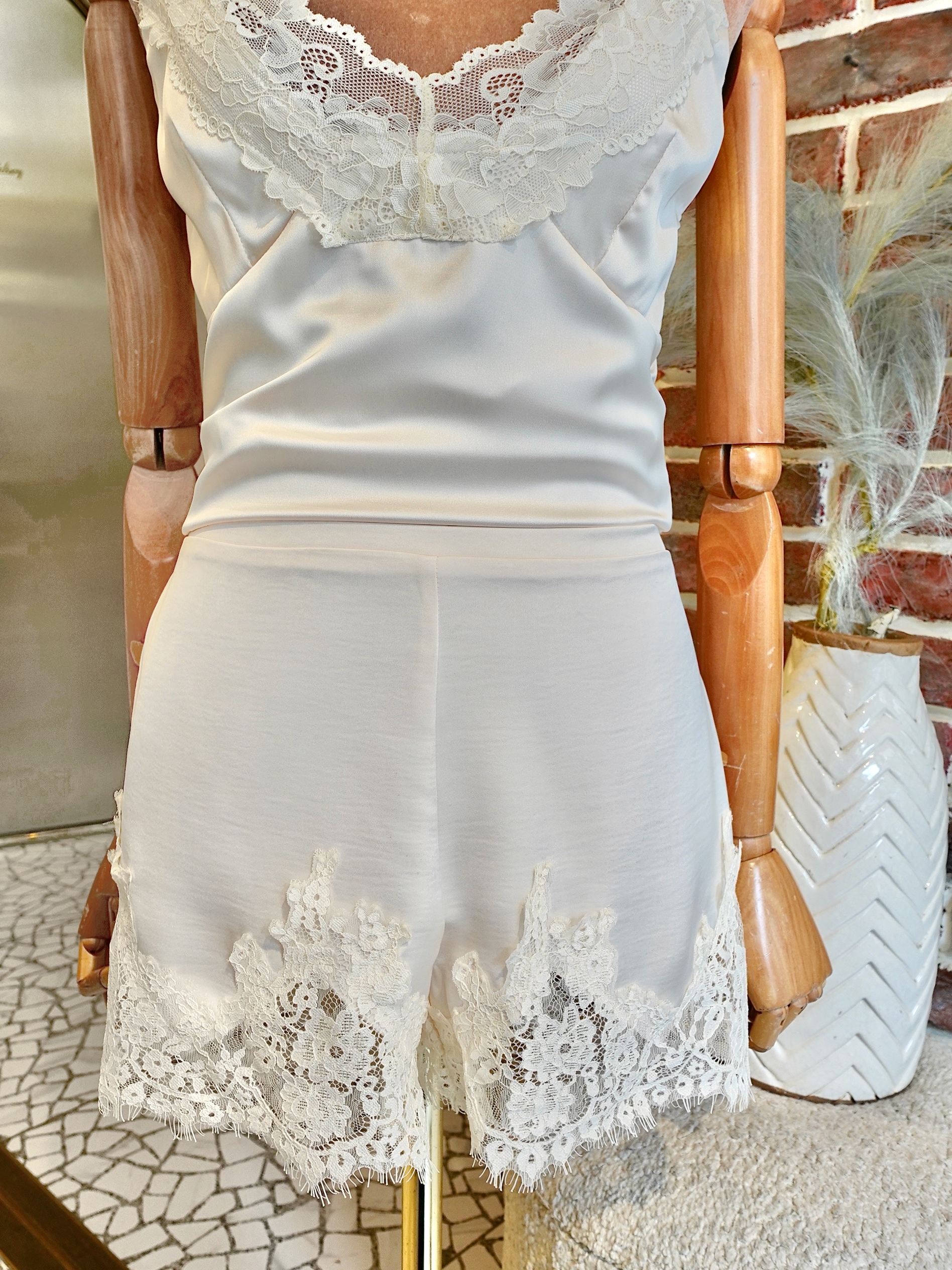 Little Love奶油白色緞面蕾絲飾邊短褲