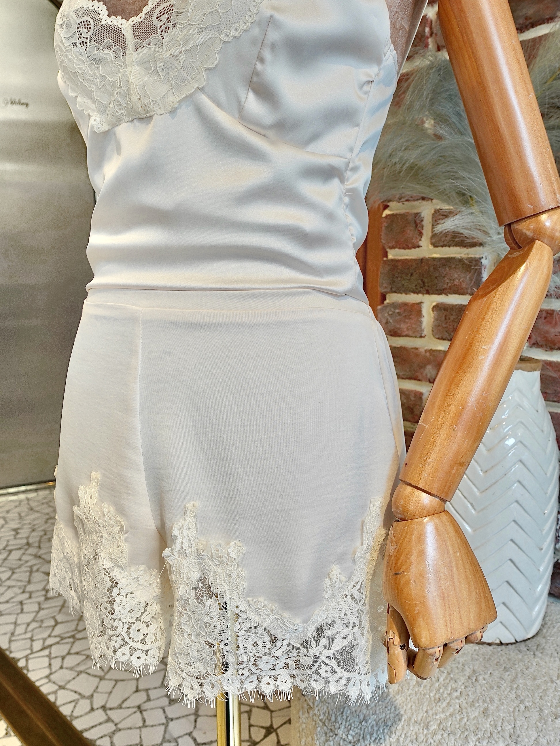 Little Love奶油白色緞面蕾絲飾邊短褲