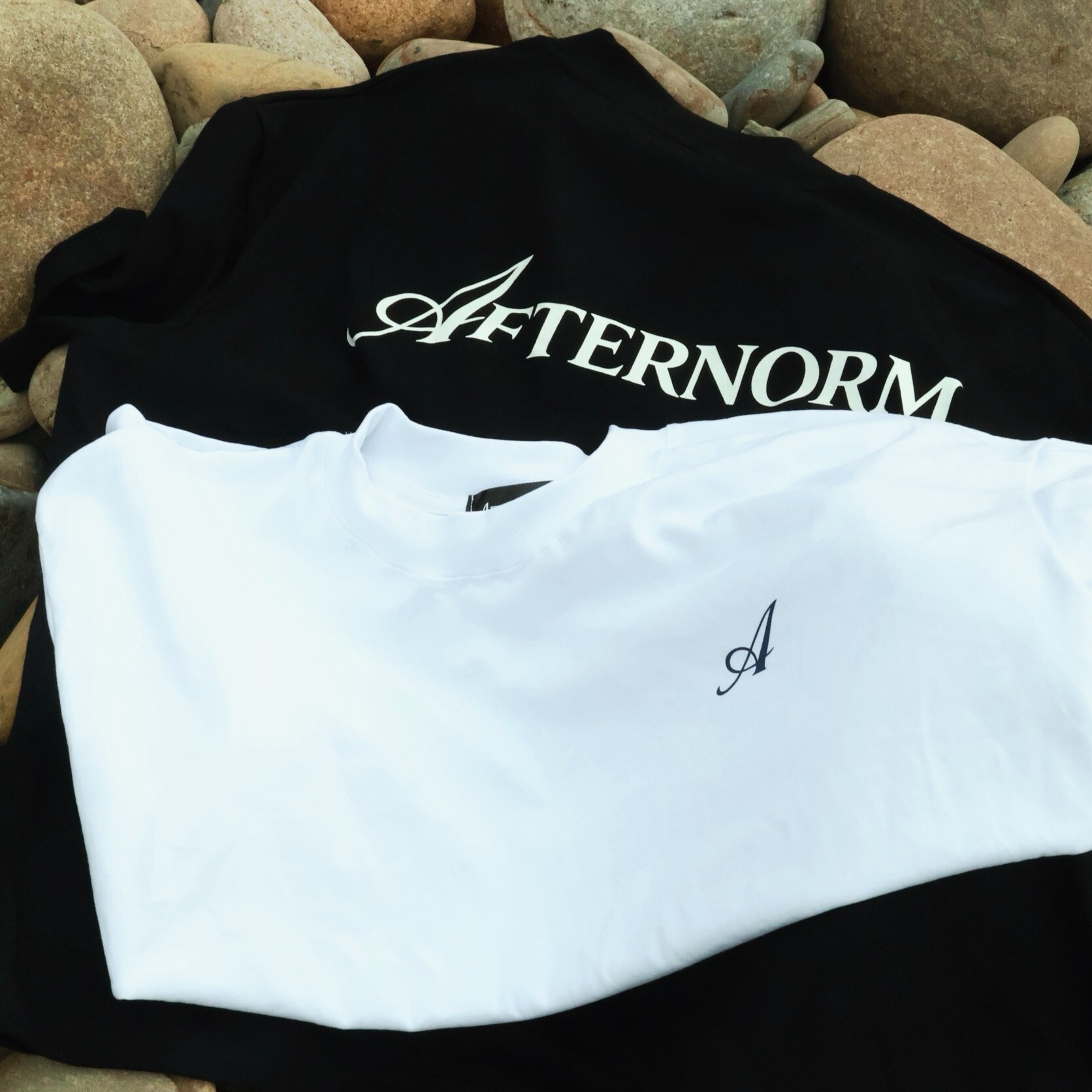 《K》AFTERNORM 草寫小LOGO短T