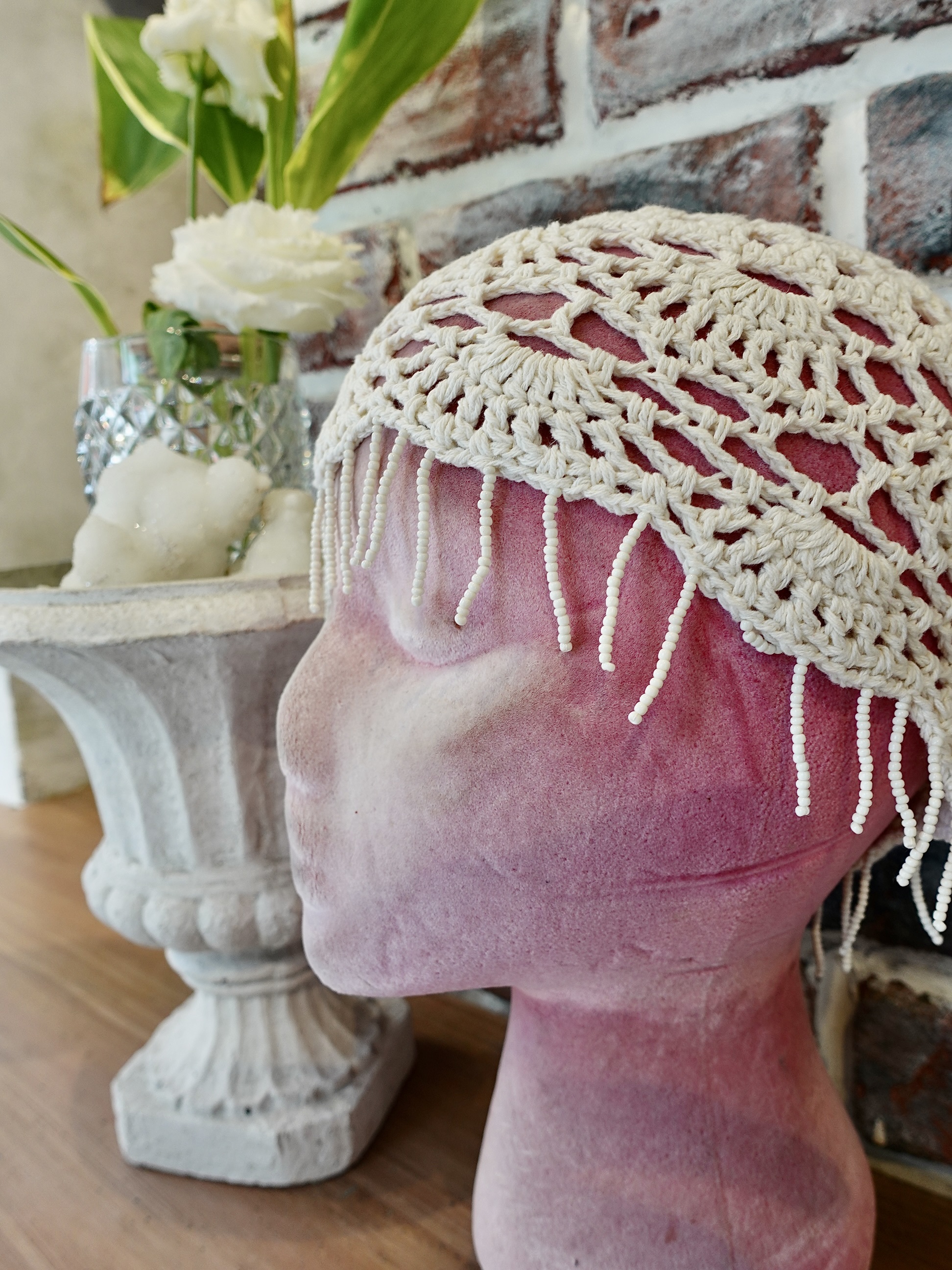 Ivory米白色縫珠流蘇鈎洞針織帽