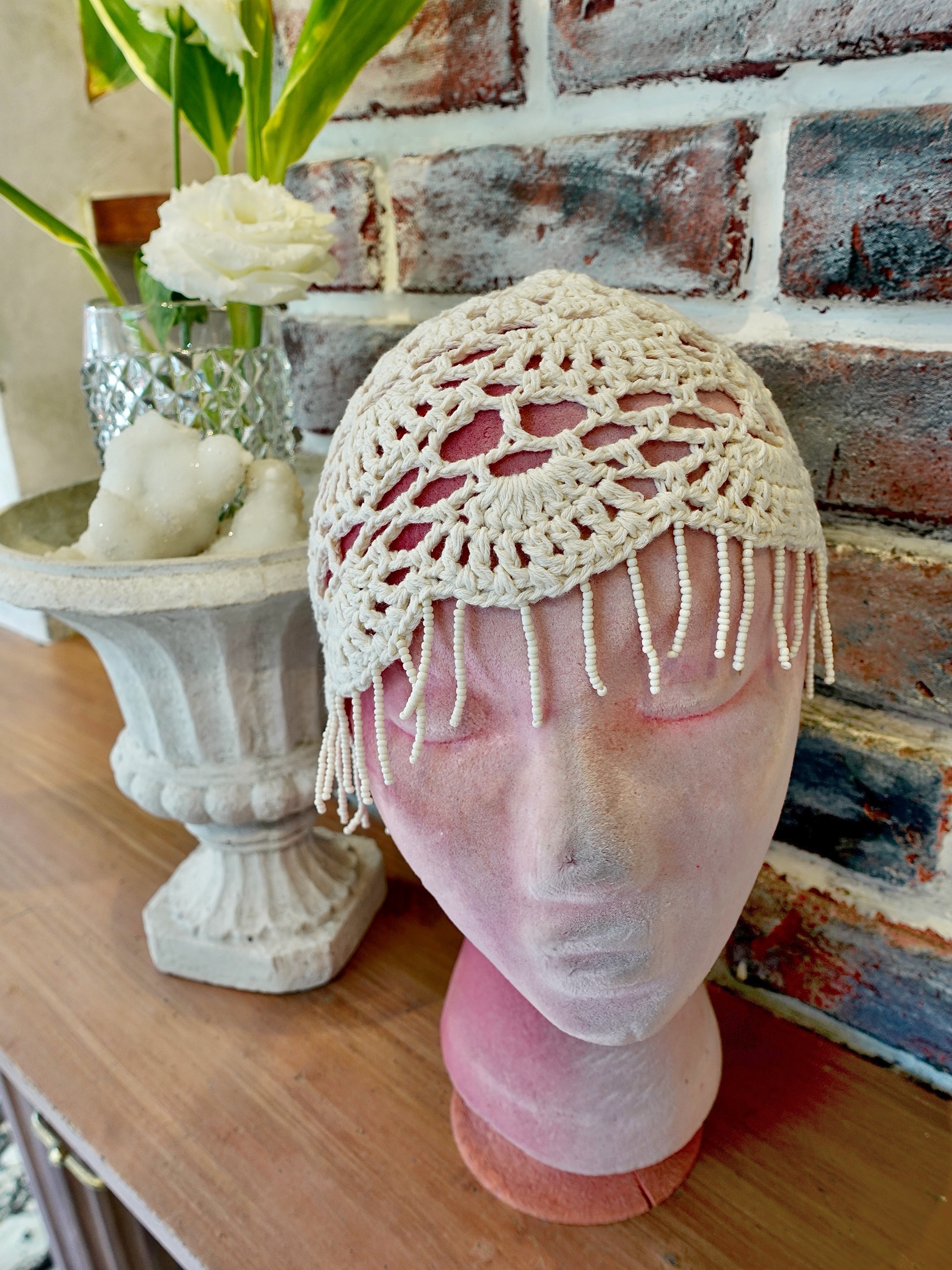 Ivory米白色縫珠流蘇鈎洞針織帽