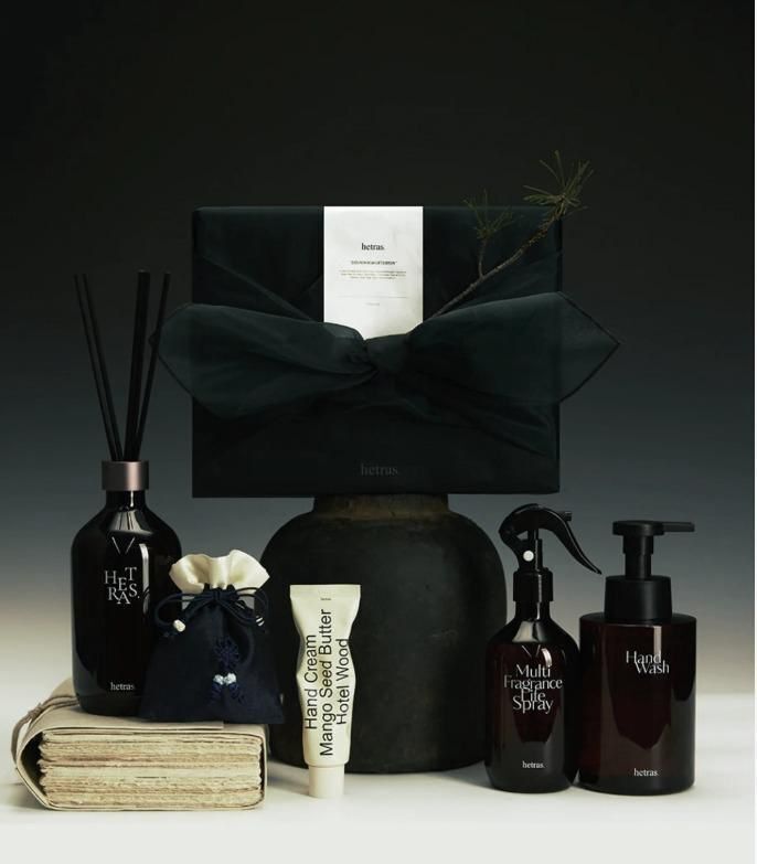 Hetras 新年限量版香氛禮盒 (5件/套)A. Nº.07 Hotel Wood  前調｜青綠 | 中調｜茉莉 | 後調｜木質  #沉穩 #質感 #大氣  如五星酒店大堂的深邃木質香，伴隨土壤與林木的厚重氣息，中性而高貴。