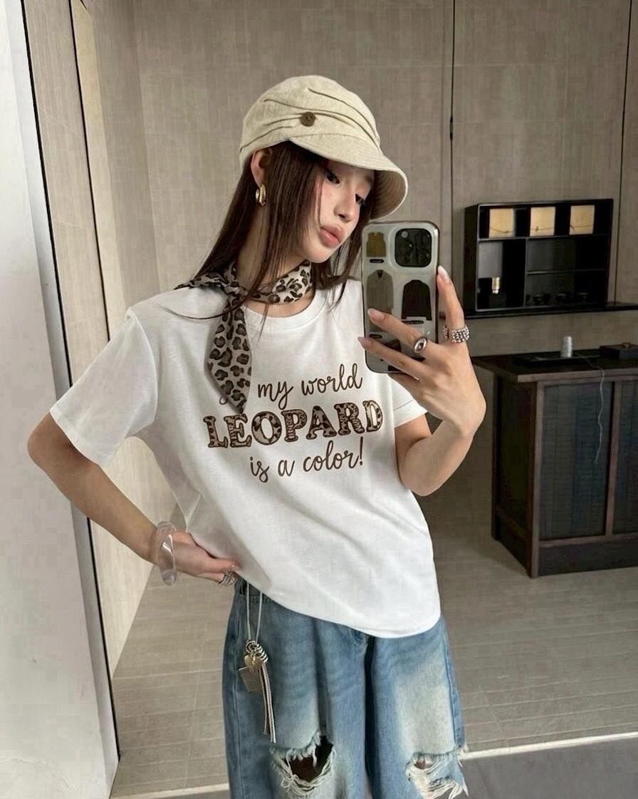 【質感百搭的豹紋領巾串珠字母造型上衣】（現貨）